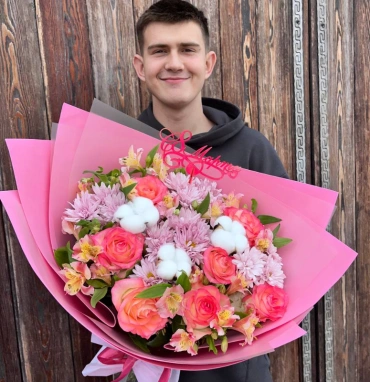 Букет с розами, хризантемой и альстромерией 