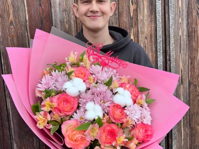 Букет с розами, хризантемой и альстромерией 