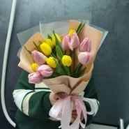 15 тюльпанов МИКС в кремовом оформлении 0