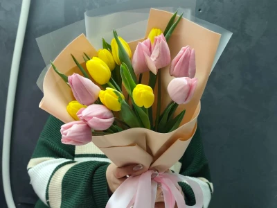 15 тюльпанов МИКС в кремовом оформлении