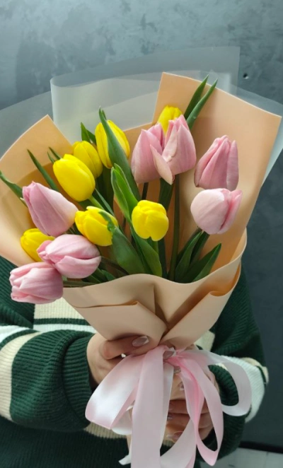 15 тюльпанов МИКС в кремовом оформлении