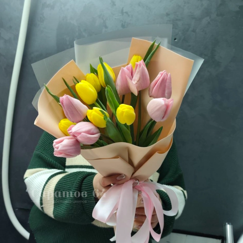 15 тюльпанов МИКС в кремовом оформлении