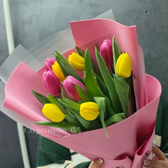 9 тюльпанов микс в розовой упаковке