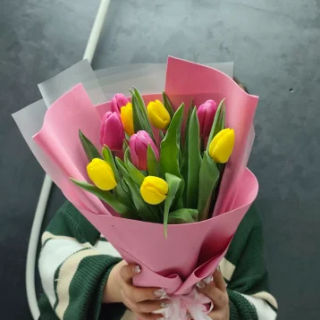 9 тюльпанов микс в розовой упаковке