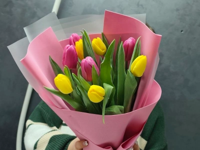 9 тюльпанов микс в розовой упаковке