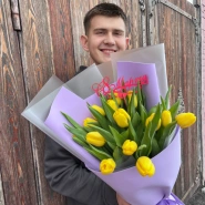 15 жёлтых тюльпанов в сиреневом оформлении  0