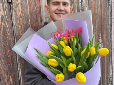 15 жёлтых тюльпанов в сиреневом оформлении 