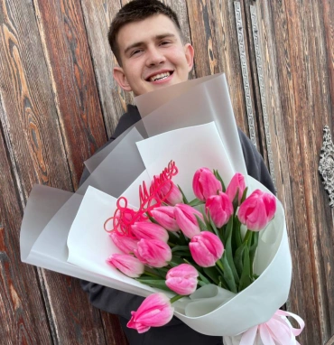 15 розовых тюльпанов в белом оформлении