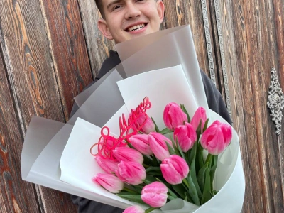 15 розовых тюльпанов в белом оформлении