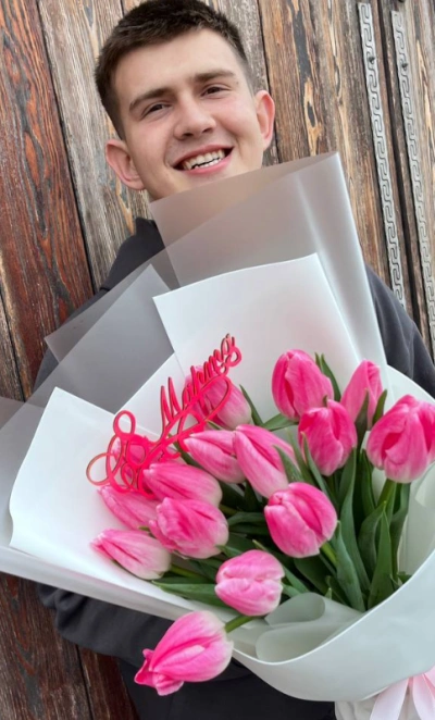 15 розовых тюльпанов в белом оформлении