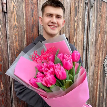 15 розовых тюльпанов в розовом оформлении 