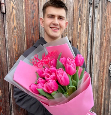 15 розовых тюльпанов в розовом оформлении 