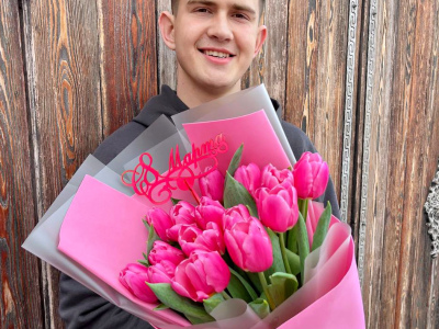 15 розовых тюльпанов в розовом оформлении 