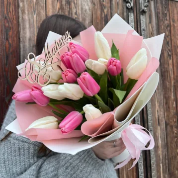 Букет 17 тюльпанов микс в оформлении 