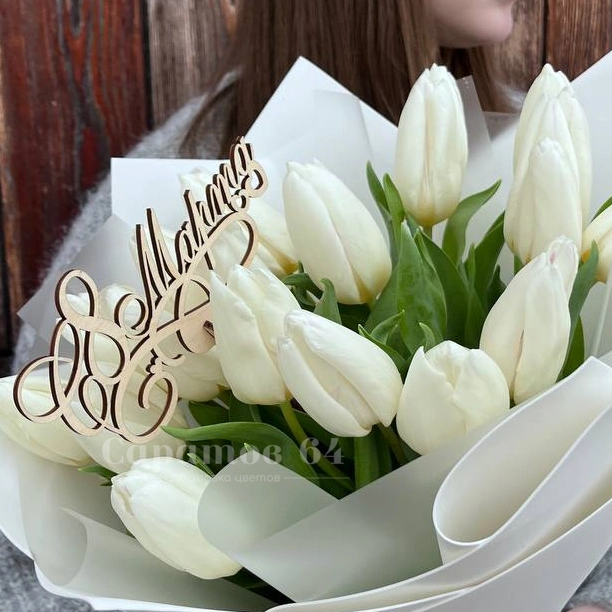17 белых тюльпанов в оформлении 