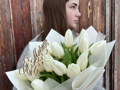 17 белых тюльпанов в оформлении 