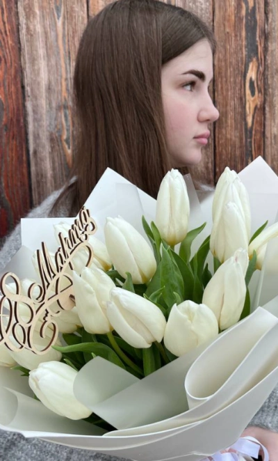 17 белых тюльпанов в оформлении 