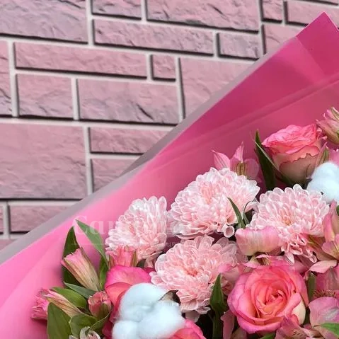 Букет с хризантемой Алтай, розами и альстромерией