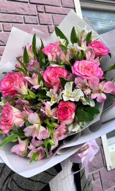 Букет 7 роз с альстромериями 