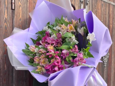 Букет 15 альстромерий микс с бантом