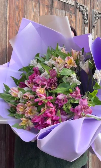 Букет 15 альстромерий микс с бантом