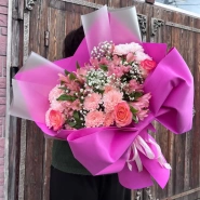 Яркий букет микс гипсофил, хризантем, роз и альстромерий 0