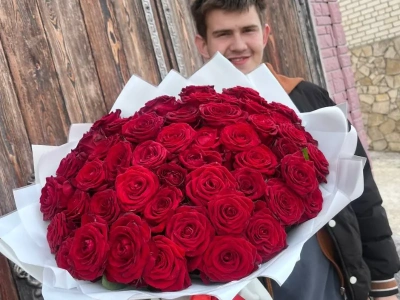 Букет 51 красная роза в белом оформлении 