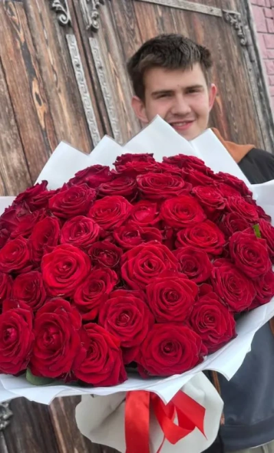 Букет 51 красная роза в белом оформлении 