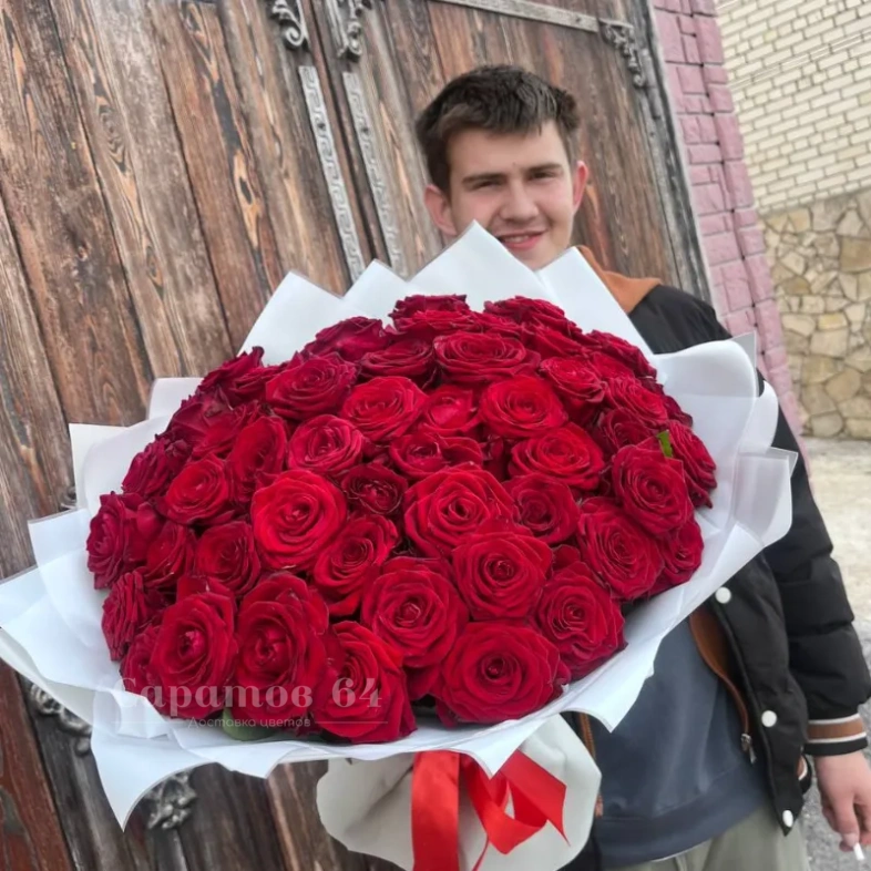 Букет 51 красная роза в белом оформлении 