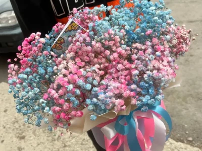 Коробочка с гипсофилами разноцветными