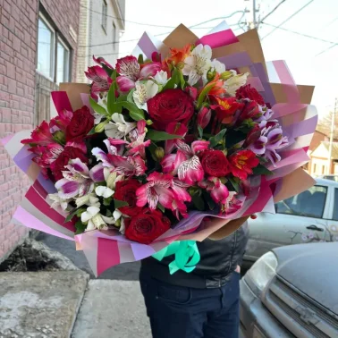 Яркий букет из красных роз и альстромерии микс