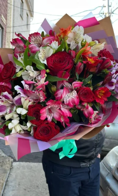 Яркий букет из красных роз и альстромерии микс