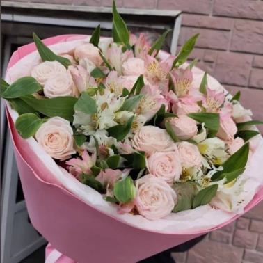 Круглый букет с нежной кустовой розой и альстромерией 