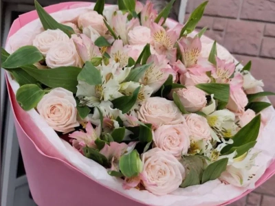 Круглый букет с нежной кустовой розой и альстромерией 