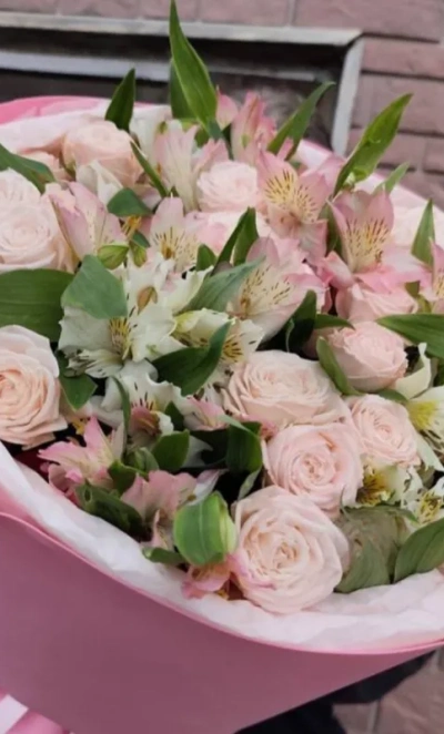 Круглый букет с нежной кустовой розой и альстромерией 