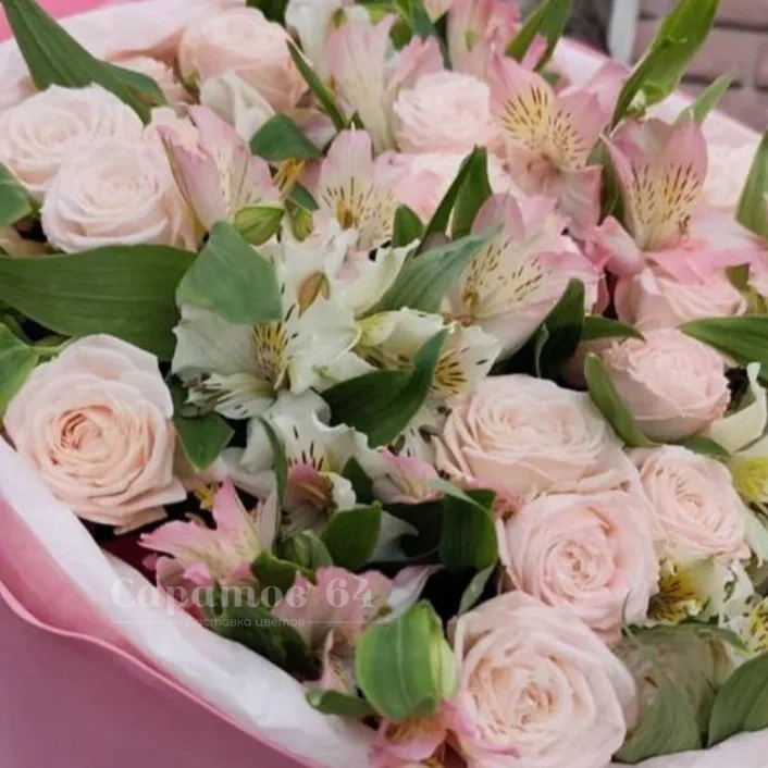 Круглый букет с нежной кустовой розой и альстромерией 