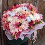 Цветы в коробке-трапеции  микс с малиновыми альстромериями 0