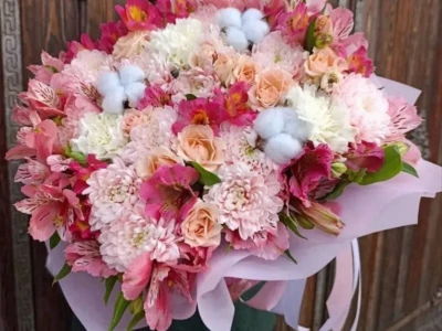 Цветы в коробке-трапеции  микс с малиновыми альстромериями