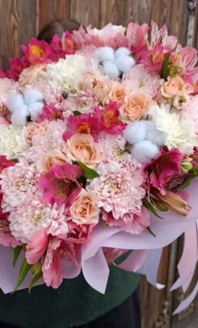 Цветы в коробке-трапеции  микс с малиновыми альстромериями