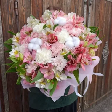 Нежная композиция в коробке-трапеции