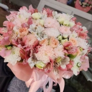 Цветочная композиция в коробке в нежных тонах 0