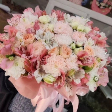 Цветочная композиция в коробке в нежных тонах