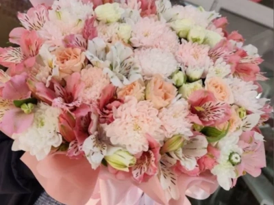 Цветочная композиция в коробке в нежных тонах