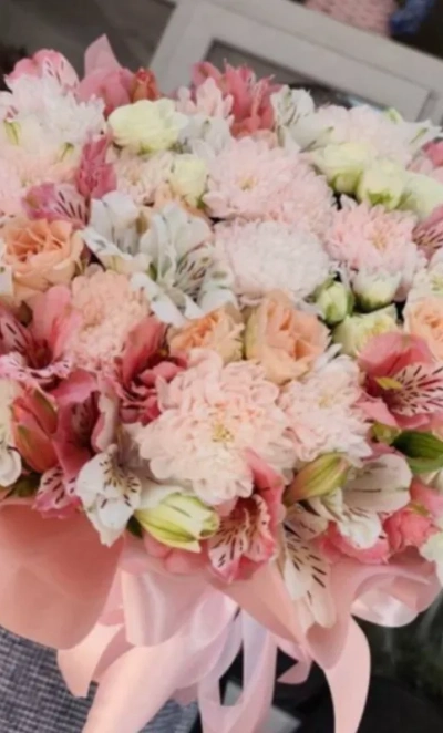 Цветочная композиция в коробке в нежных тонах