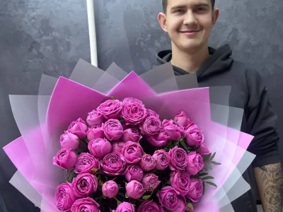 Букет 19 веток пионовидных кустовых роз