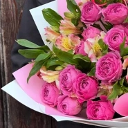 Букет с пионовидной розой и альстромериями 1