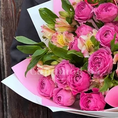 Букет с пионовидной розой и альстромериями