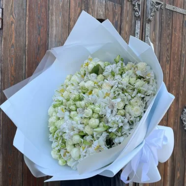 Большой букет с белыми кустовыми розами и альстромериями 