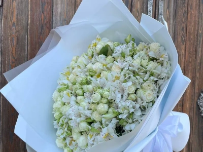 Большой букет с белыми кустовыми розами и альстромериями 