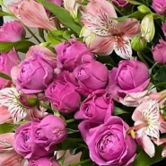 Большая композиция в шляпной коробке с пионовидными розами и альстромерией  2